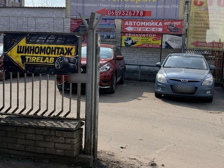 Ворота із вказівником «Шиномонтаж TireLab»